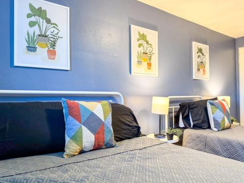 Sleeps 9 2 Bedrooms 6 Beds plus Parking and WIFI detail