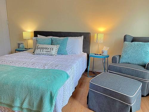 Charming Studio Jeannette Sleeps 3 Queen Bed detail
