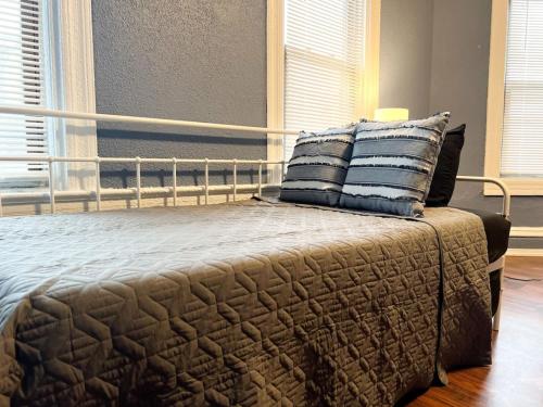 Spacious 3 Bedroom with 7 beds plus Sleeps up to 10 detail