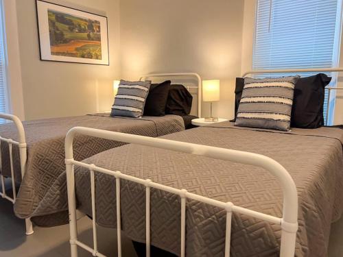 Spacious 4 bedroom Sleeps 8 with 7 Beds plus Parking in Dayton, USA