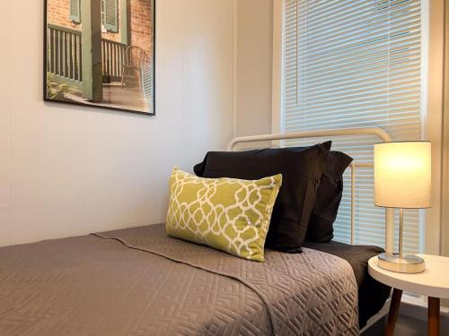 Spacious 4 bedroom Sleeps 8 with 7 Beds plus Parking in Dayton, USA