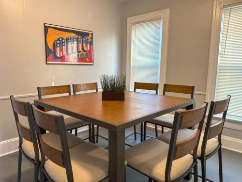 Spacious 4 bedroom Sleeps 8 with 7 Beds plus Parking in Dayton, USA