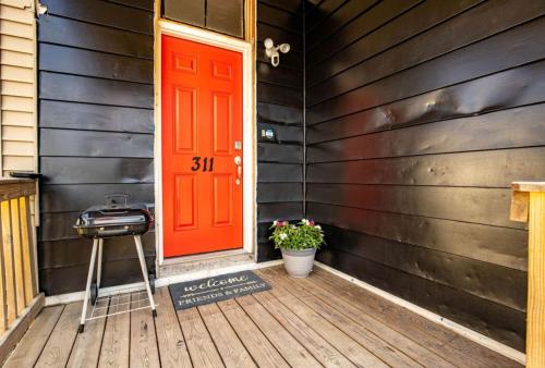 Rare Find Sleeps 16 with 9 Beds 6BR plus WIFI in Cincinnati, USA
