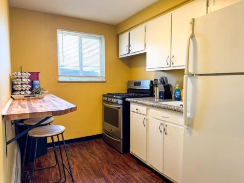 Sleeps 4 Cozy 1 Bedroom with Comfy Queen Mattress in Pittsburgh, USA