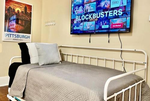 Amazing Sleeps 19 with 14 beds at Downtown Location in Pittsburgh, USA