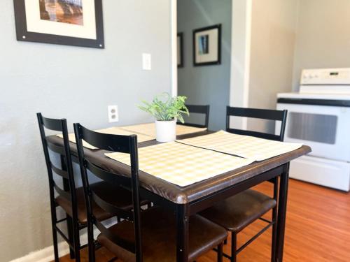 5 BR, 10 Beds, Sleeps 14, Large Off-Street Parking near Indiana Farmers Coliseum