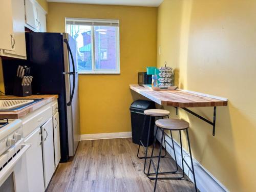 Sleeps 4 Charming 1 Bedroom with 2 Beds plus WIFI thumb 4