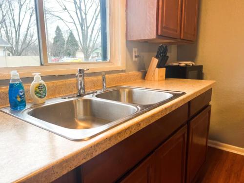 5 BR, 10 Beds, Sleeps 14, Large Off-Street Parking near Indiana Farmers Coliseum