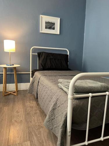 Sleeps up to 10 Large Condo with 6 Beds plus WIFI in Pittsburgh, USA