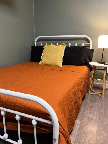 Sleeps up to 10 Large Condo with 6 Beds plus WIFI in Pittsburgh, USA