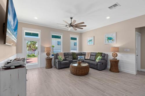 Three-Bedroom House room in Lucky Turtle - Private marina front home with Pool home