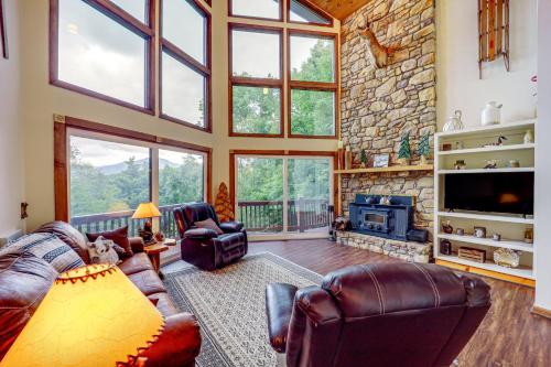 Spacious Home with Deck 1 Mi to Otter Falls! in Seven Devils, USA
