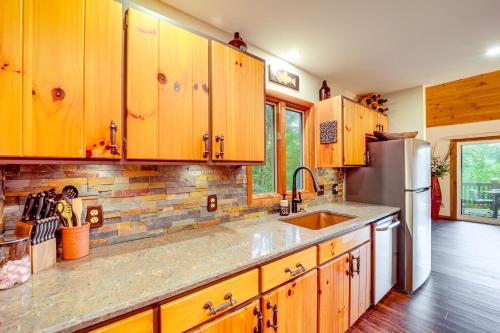 Spacious Home with Deck 1 Mi to Otter Falls! in Seven Devils, USA