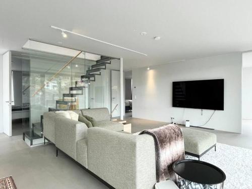 Exklusiv villa med sjoutsikt och egen brygga in Nacka