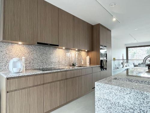 Exklusiv villa med sjoutsikt och egen brygga in Nacka