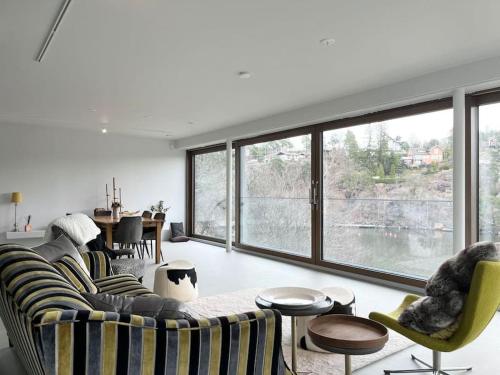 Exklusiv villa med sjoutsikt och egen brygga in Nacka