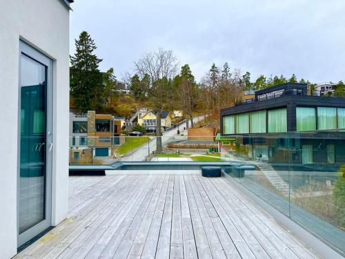 Exklusiv villa med sjoutsikt och egen brygga in Nacka