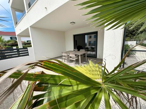 Beautiful new PalmTree Apartments in Vir