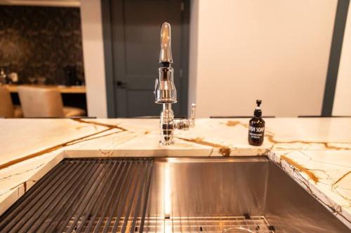 The Gas Lamp Hotel - 3BR Suite in Philadelphia, USA