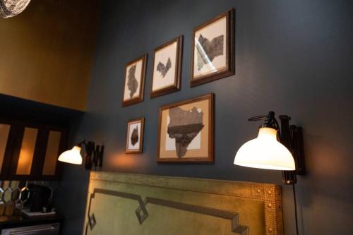 The Gas Lamp Hotel - Tesla Room in Philadelphia, USA