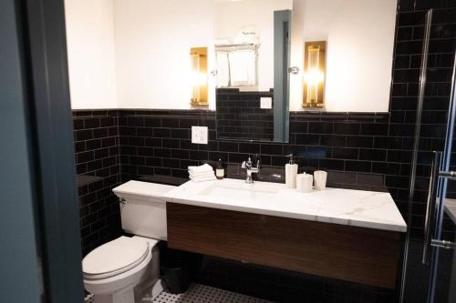 The Gas Lamp Hotel - Tesla Room in Philadelphia, USA