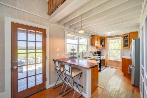 Dog-Friendly Cabin with Fire Pit in Johnson City! in Johnson City, USA