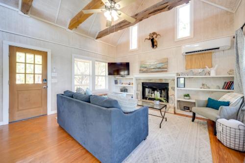 Dog-Friendly Cabin with Fire Pit in Johnson City! in Johnson City, USA