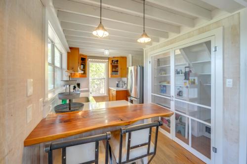 Dog-Friendly Cabin with Fire Pit in Johnson City! in Johnson City, USA