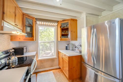 Dog-Friendly Cabin with Fire Pit in Johnson City! in Johnson City, USA