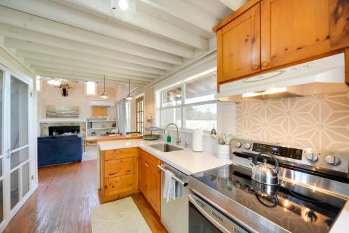 Dog-Friendly Cabin with Fire Pit in Johnson City! in Johnson City, USA