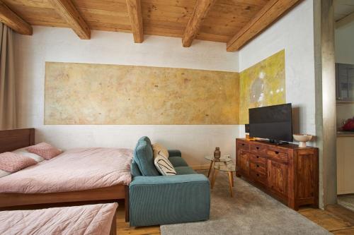 One-Bedroom Apartment with Double or Twin Bed image 4