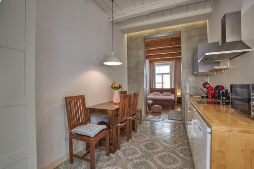 One-Bedroom Apartment with Double or Twin Bed image 6