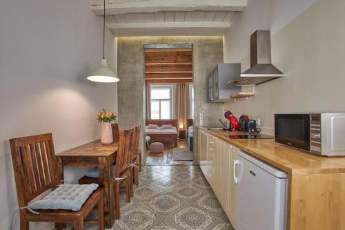 One-Bedroom Apartment with Double or Twin Bed image 1