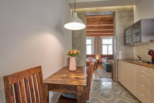 One-Bedroom Apartment with Double or Twin Bed image 2