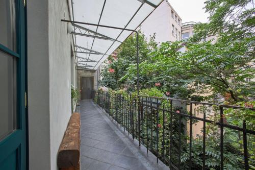 One-Bedroom Apartment with Double or Twin Bed image 7