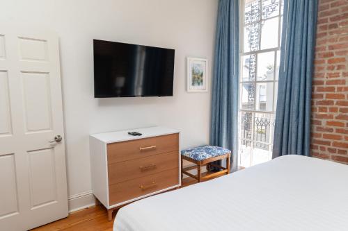 Deluxe King Suite image 5