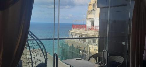 شقة مكيفة فيو بحر المندرة الاسكندرية WiFi سوند سيستم, Alexandria