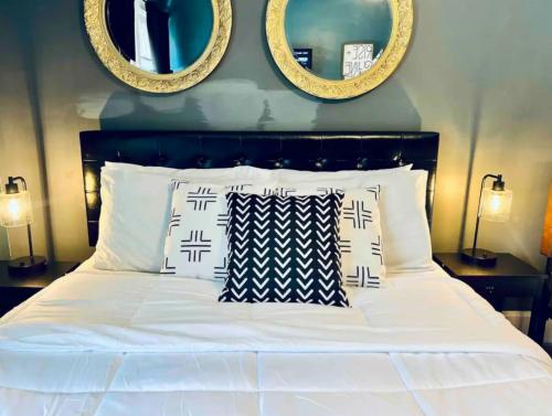 Downtown Home 10 Beds Sleeps 14 w Parking in Cincinnati, USA
