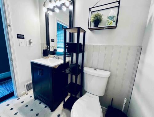 Downtown Home 10 Beds Sleeps 14 w Parking in Cincinnati, USA
