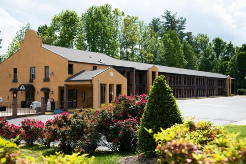 المنظر الخارجي, Columbus Inn and Suites in كولومبوس