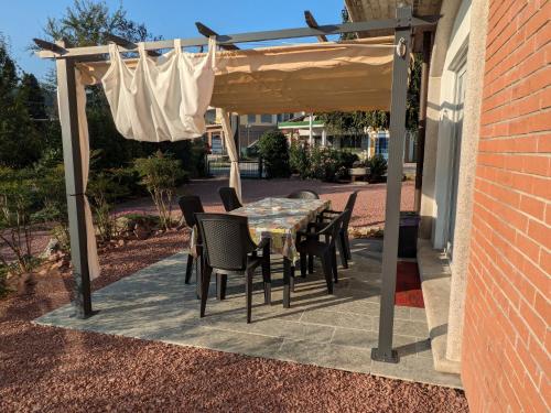 陽台/露台, CAV Casa del vecchio faggio - 4 stelle - Nebbiuno Lago Maggiore in 內比烏諾