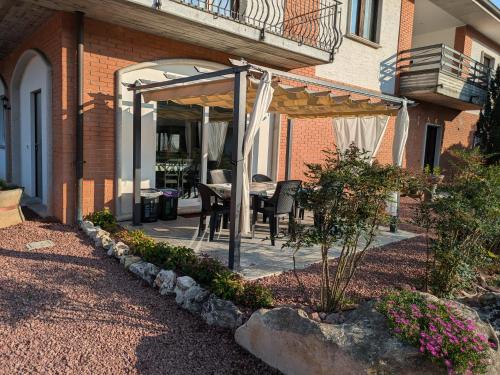 陽台/露台, CAV Casa del vecchio faggio - 4 stelle - Nebbiuno Lago Maggiore in 內比烏諾