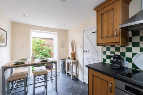 مطبخ, Quaint 3 bed Cottage in central Dorking with parking in دوركينج