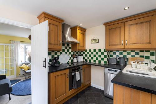 مطبخ, Quaint 3 bed Cottage in central Dorking with parking in دوركينج
