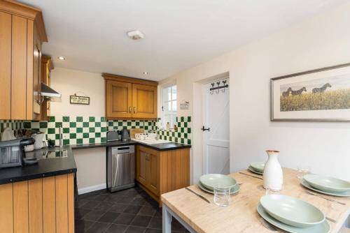مطبخ, Quaint 3 bed Cottage in central Dorking with parking in دوركينج