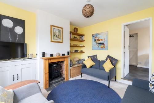 Quaint 3 bed Cottage in central Dorking with parking in دوركينج