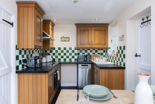 مطبخ, Quaint 3 bed Cottage in central Dorking with parking in دوركينج