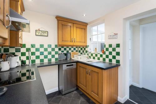 مطبخ, Quaint 3 bed Cottage in central Dorking with parking in دوركينج