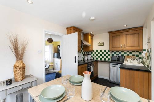 مطبخ, Quaint 3 bed Cottage in central Dorking with parking in دوركينج
