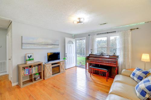 Peaceful and Pet-Friendly Retreat in Elizabethton! in Elizabethton, USA